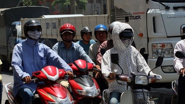 Thời tiết nắng nóng đỉnh điểm, lái xe máy thế nào để đảm bảo an toàn? thoi tiet nang nong dinh diem lai xe may the nao de dam bao an toan