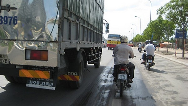 Thời tiết nắng nóng đỉnh điểm, lái xe máy thế nào để đảm bảo an toàn? thoi tiet nang nong dinh diem lai xe may the nao de dam bao an toan