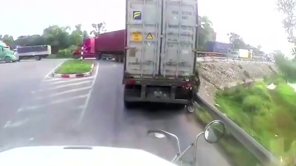 Cô gái suýt mất mạng khi đi vào điểm mù xe container co gai suyt mat mang khi di vao diem mu xe container