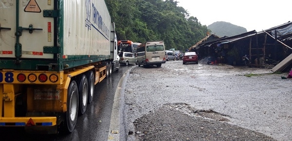 anh huong cua bao so 3 ql6 qua dia ban son la lien tuc sat lo