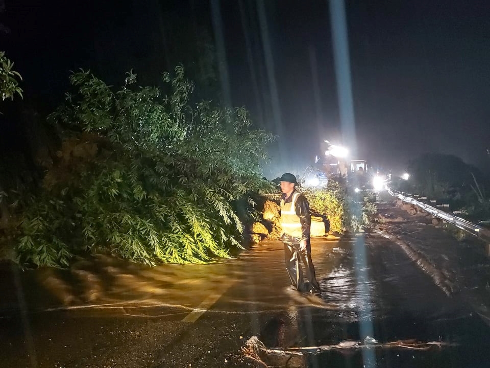 anh huong cua bao so 3 ql6 qua dia ban son la lien tuc sat lo