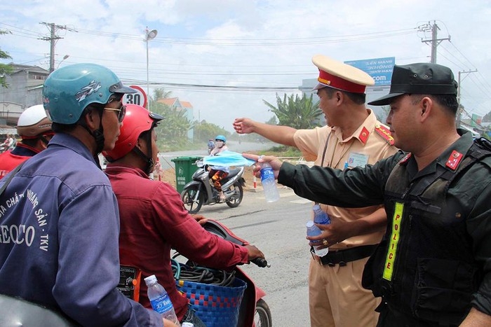 csgt an giang phat nuoc uong khau trang mien phi cho nguoi dan