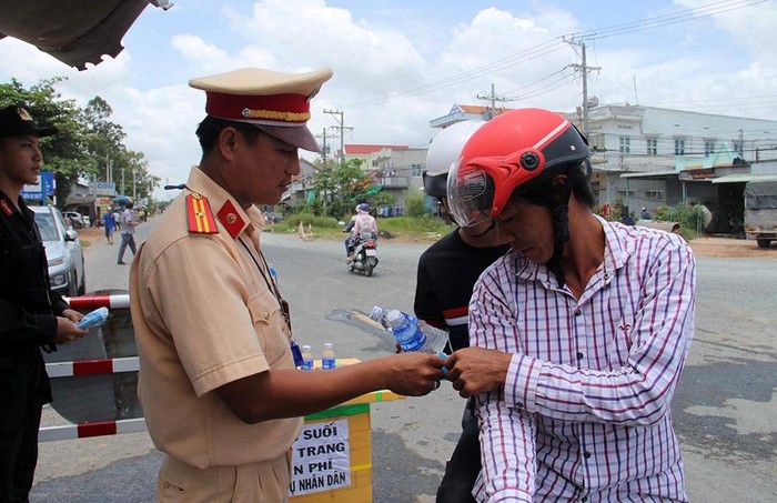csgt an giang phat nuoc uong khau trang mien phi cho nguoi dan
