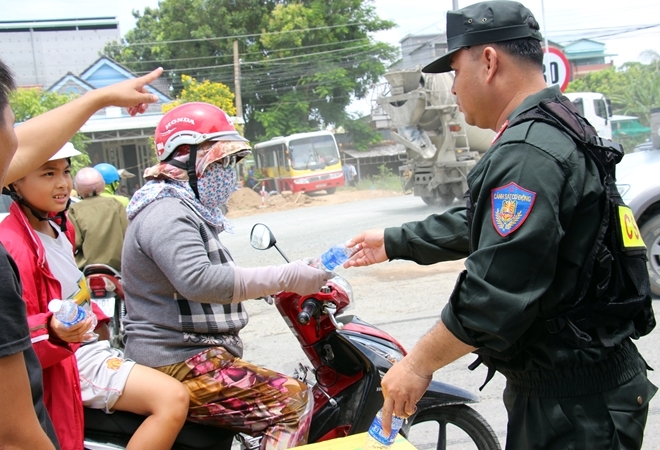 csgt an giang phat nuoc uong khau trang mien phi cho nguoi dan