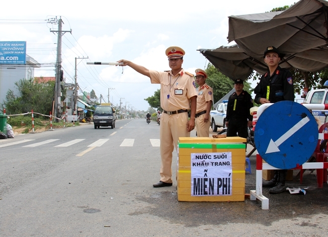 csgt an giang phat nuoc uong khau trang mien phi cho nguoi dan