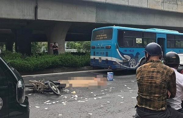 Hà Nội: Va chạm với xe bus, người đàn ông tử vong tại chỗ ha noi va cham voi xe bus nguoi dan ong tu vong tai cho