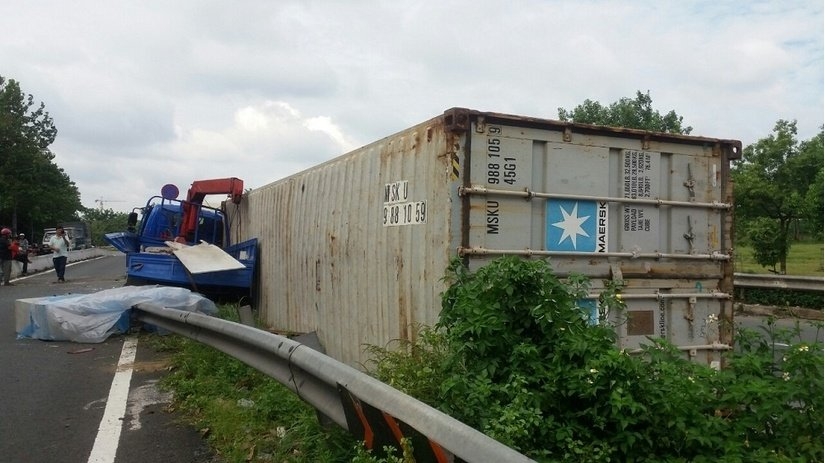 tphcm lien tiep 2 vu lat xe bon roi container trong vai gio