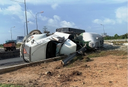 sang duong ngay truoc mui container be trai khien nhieu nguoi thot tim