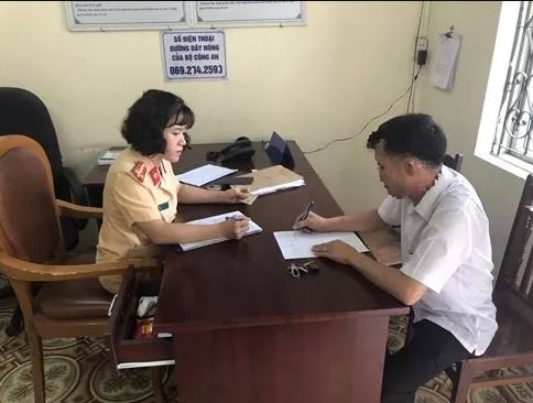 dung dien thoai khi lai xe tai xe xe khach bi duoi viec