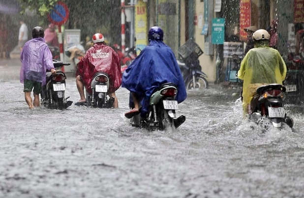 Mưa xối xả, nhiều tuyến phố Hà Nội biến thành sông mua xoi xa nhieu tuyen pho ha noi bien thanh song