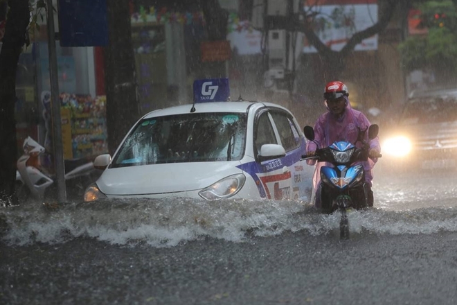 Mưa xối xả, nhiều tuyến phố Hà Nội biến thành sông mua xoi xa nhieu tuyen pho ha noi bien thanh song