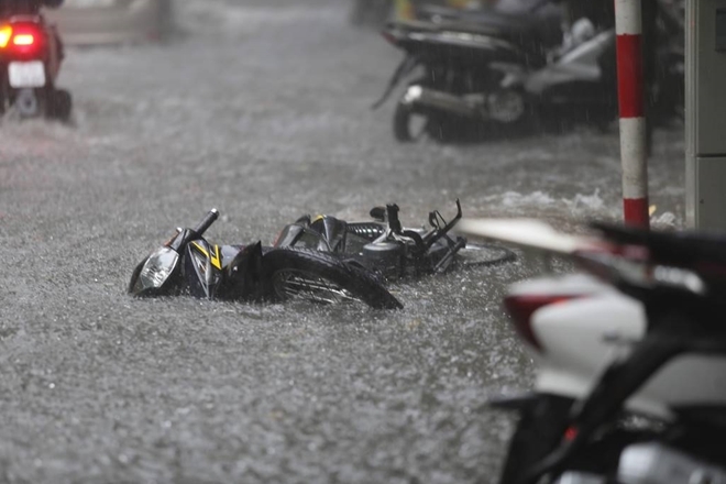 Mưa xối xả, nhiều tuyến phố Hà Nội biến thành sông mua xoi xa nhieu tuyen pho ha noi bien thanh song