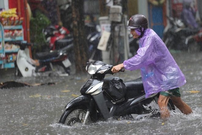 Mưa xối xả, nhiều tuyến phố Hà Nội biến thành sông mua xoi xa nhieu tuyen pho ha noi bien thanh song