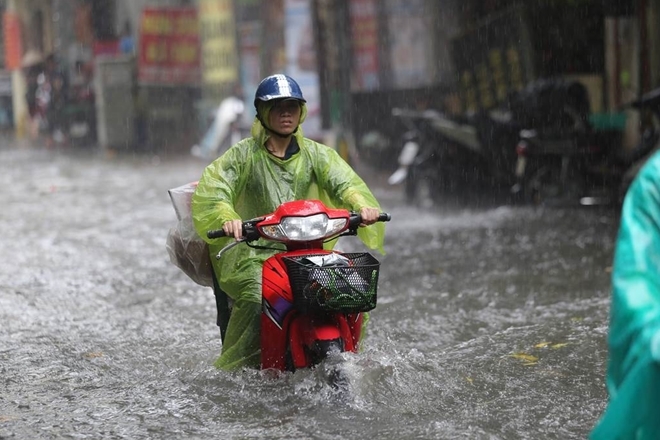 Mưa xối xả, nhiều tuyến phố Hà Nội biến thành sông mua xoi xa nhieu tuyen pho ha noi bien thanh song