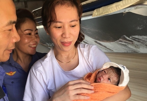 Nữ hành khách "vượt cạn" ngay trên chuyến tàu từ TP.HCM ra Hà Nội nu hanh khach vuot can ngay tren chuyen tau tu tphcm ra ha noi