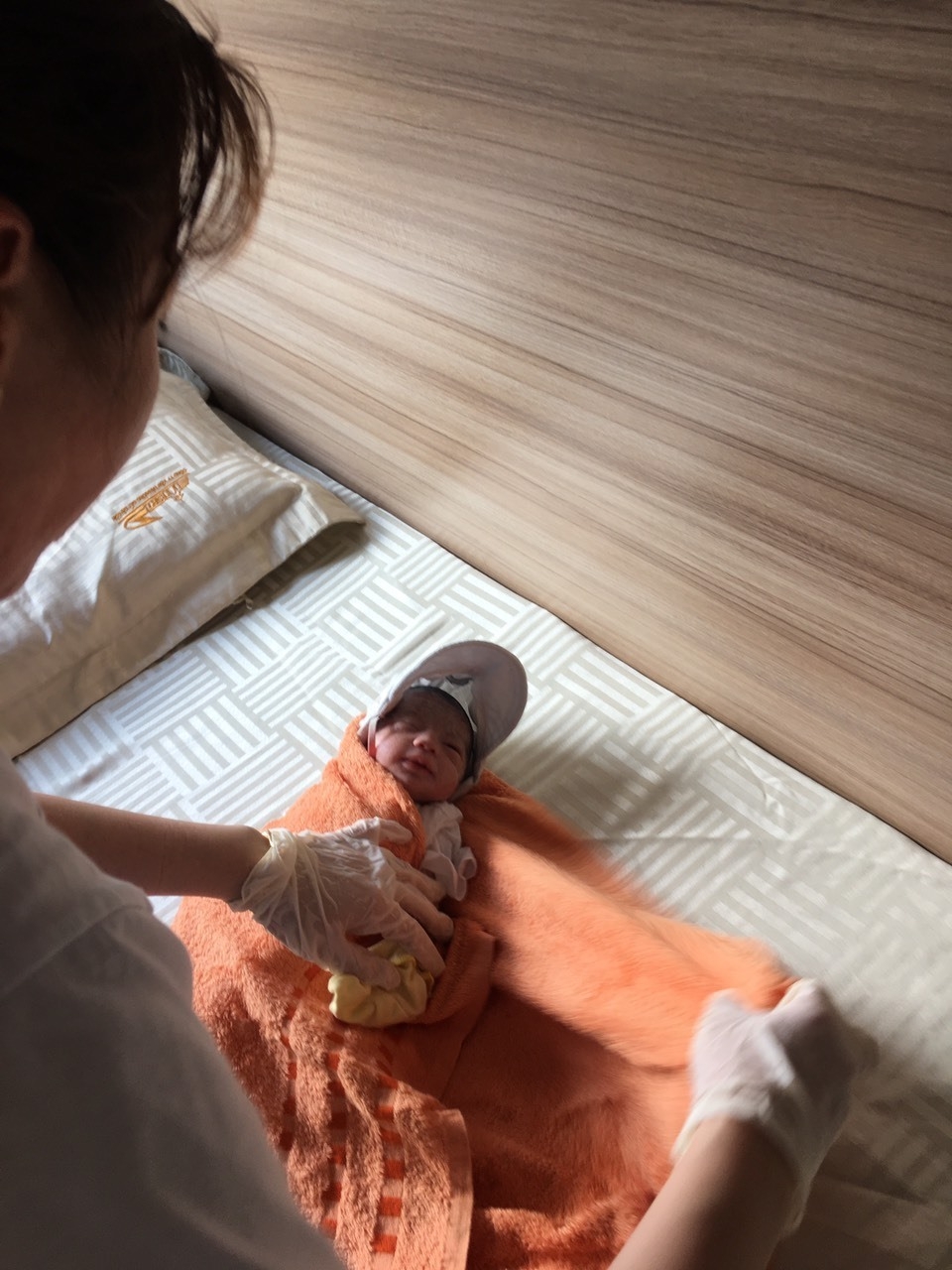 Nữ hành khách "vượt cạn" ngay trên chuyến tàu từ TP.HCM ra Hà Nội nu hanh khach vuot can ngay tren chuyen tau tu tphcm ra ha noi