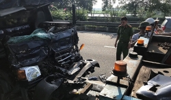 dung den do tai diem mu hai thanh nien bi container keo le tren duong