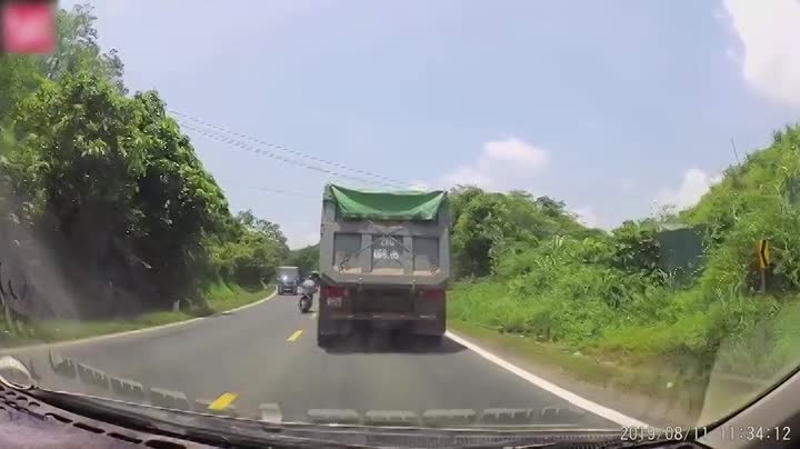 Clip: Hành động của tài xế xe ben gây cảm kích và những lưu ý để vượt xe an toàn