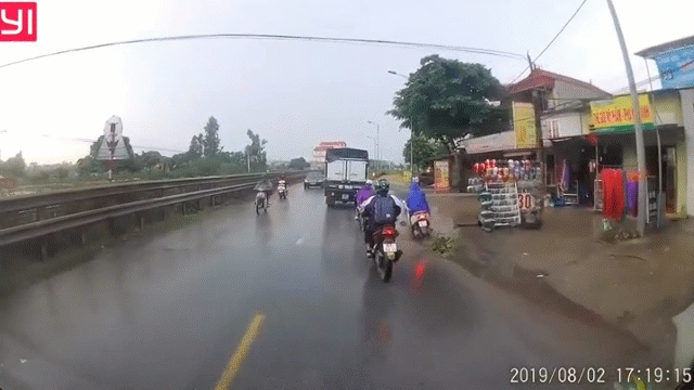 Đi vào vũng nước, nữ "Ninja" ngã trước đầu ô tô và lời cảnh báo an toàn