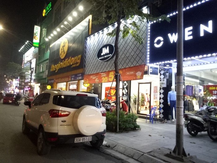 Chiếm dụng lòng đường Nguyễn Trãi thành nơi đỗ xe, nguy cơ tai nạn rình rập chiem dung long duong nguyen trai thanh noi do xe nguy co tai nan rinh urap