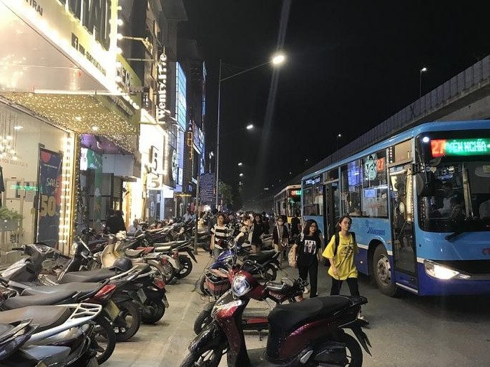 Chiếm dụng lòng đường Nguyễn Trãi thành nơi đỗ xe, nguy cơ tai nạn rình rập chiem dung long duong nguyen trai thanh noi do xe nguy co tai nan rinh urap