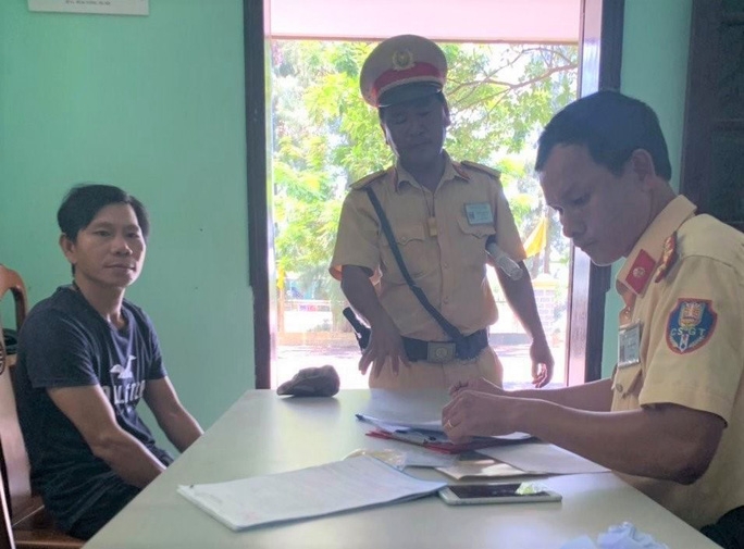 Tài xế không bằng lái vẫn ngang nhiên lái xe mòn lốp chở 40 học sinh