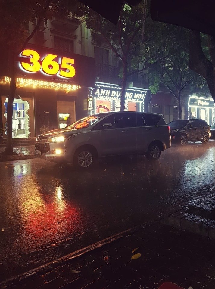 Chùm ảnh: Hà Nội bỗng tối đen như mực trước cơn mưa lớn chum anh ha noi bong toi den nhu muc truoc con mua lon