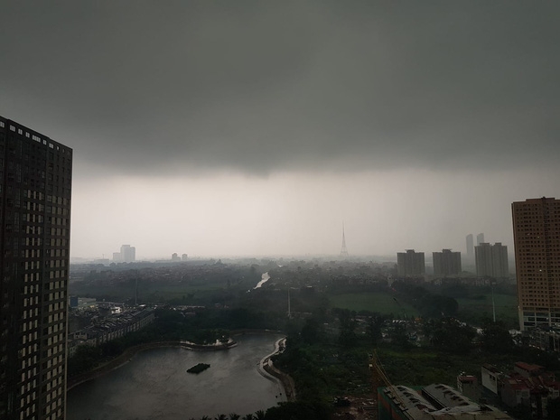 Chùm ảnh: Hà Nội bỗng tối đen như mực trước cơn mưa lớn chum anh ha noi bong toi den nhu muc truoc con mua lon