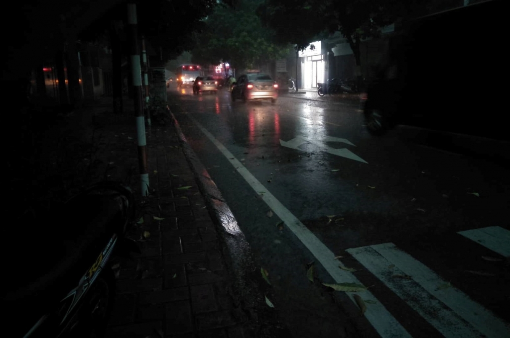 Chùm ảnh: Hà Nội bỗng tối đen như mực trước cơn mưa lớn chum anh ha noi bong toi den nhu muc truoc con mua lon