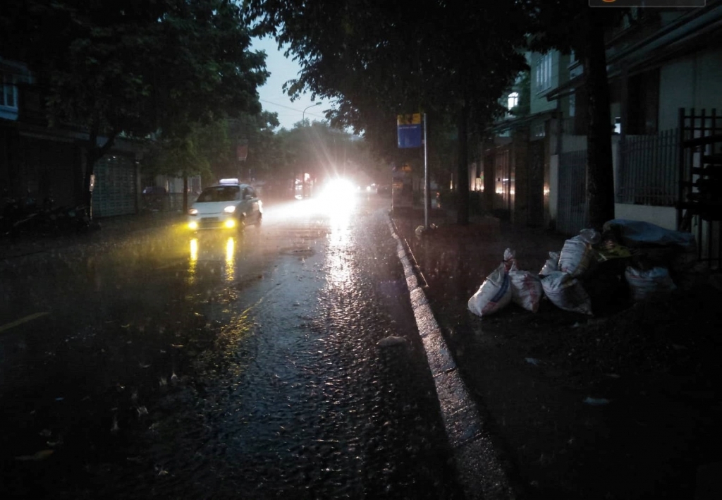 Chùm ảnh: Hà Nội bỗng tối đen như mực trước cơn mưa lớn chum anh ha noi bong toi den nhu muc truoc con mua lon
