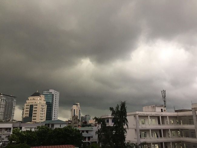 Chùm ảnh: Hà Nội bỗng tối đen như mực trước cơn mưa lớn chum anh ha noi bong toi den nhu muc truoc con mua lon