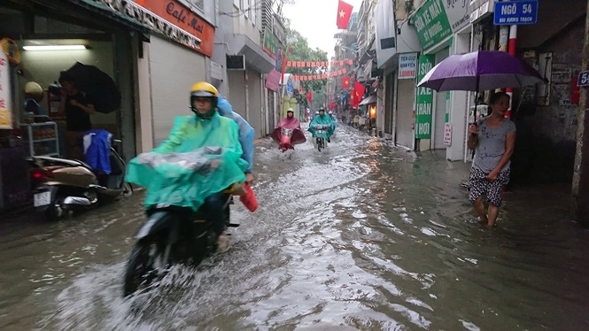 Mưa lớn vào sáng sớm khiến nhiều tuyến phố ở Hà Nội tê liệt anh mua lon vao sang som khien nhieu tuyen pho o ha noi te liet