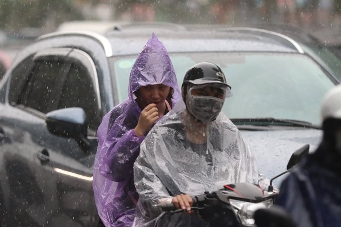 Mưa lớn vào sáng sớm khiến nhiều tuyến phố ở Hà Nội tê liệt anh mua lon vao sang som khien nhieu tuyen pho o ha noi te liet