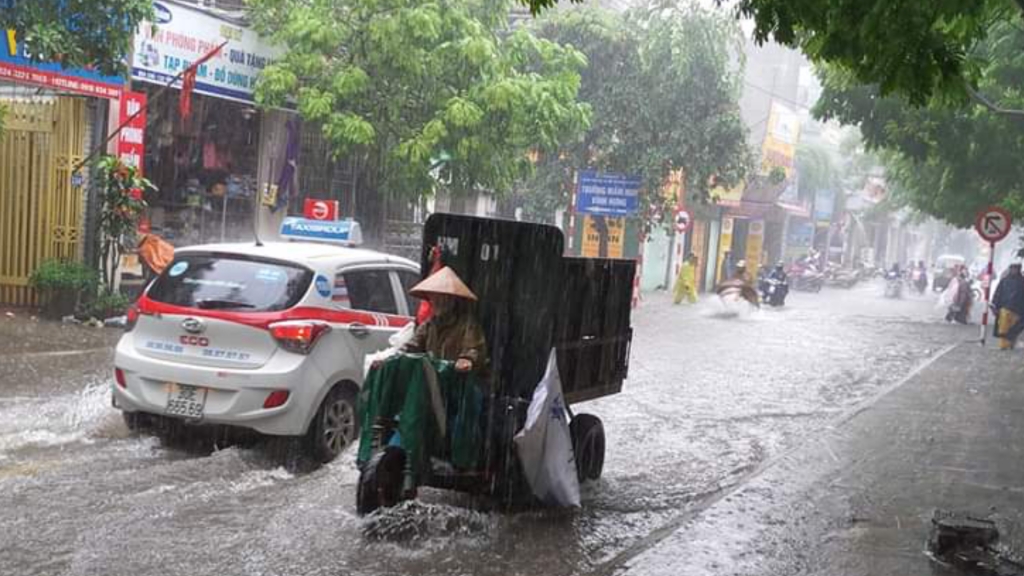 Mưa lớn vào sáng sớm khiến nhiều tuyến phố ở Hà Nội tê liệt anh mua lon vao sang som khien nhieu tuyen pho o ha noi te liet