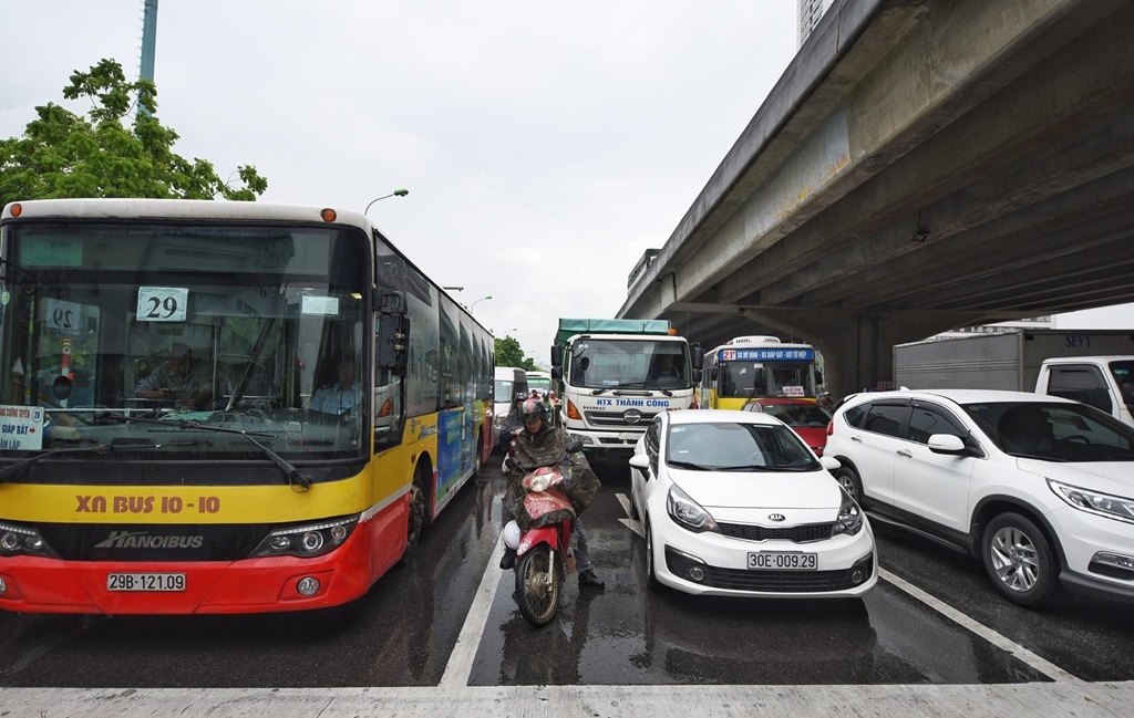 Mưa lớn vào sáng sớm khiến nhiều tuyến phố ở Hà Nội tê liệt anh mua lon vao sang som khien nhieu tuyen pho o ha noi te liet