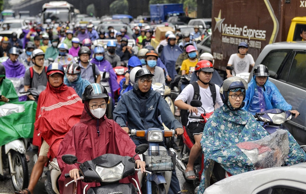Mưa lớn vào sáng sớm khiến nhiều tuyến phố ở Hà Nội tê liệt anh mua lon vao sang som khien nhieu tuyen pho o ha noi te liet