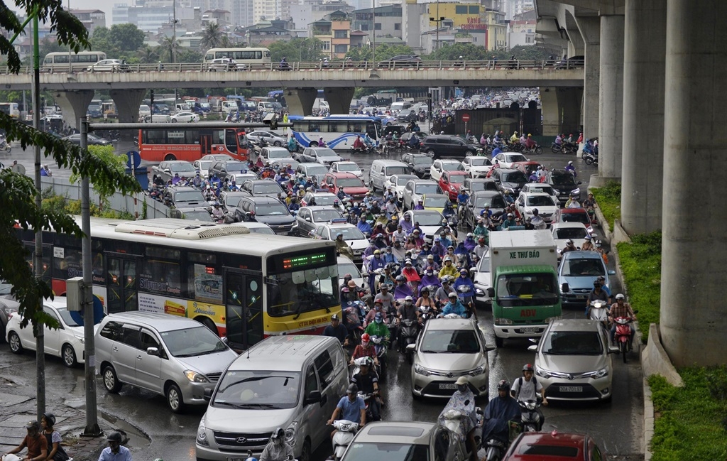 Mưa lớn vào sáng sớm khiến nhiều tuyến phố ở Hà Nội tê liệt anh mua lon vao sang som khien nhieu tuyen pho o ha noi te liet