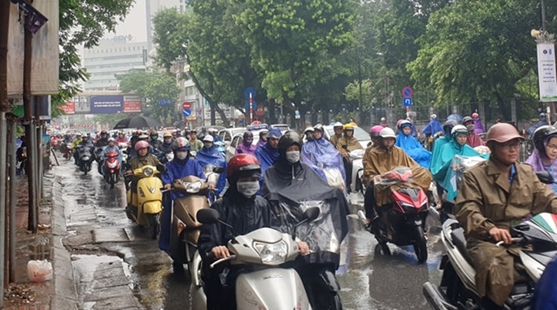 Mưa lớn vào sáng sớm khiến nhiều tuyến phố ở Hà Nội tê liệt anh mua lon vao sang som khien nhieu tuyen pho o ha noi te liet