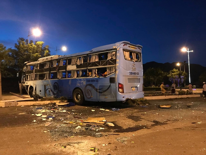 Tai nạn xe khách kinh hoàng ở Khánh Hòa, hàng chục người bị thương tai nan xe khach kinh hoang o khanh hoa hang chuc nguoi bi thuong