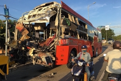 giai cuu hang chuc nguoi mac ket trong xe khach bi tai nan