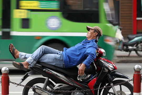 Từ năm 2021, “xe ôm” phải đeo thẻ hành nghề ở ngực áo bên trái tu nam 2021 xe om phai deo the hanh nghe o nguc ao ben trai