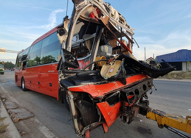 am anh nhung vu tai nan lien tiep cua xe khach phuong trang