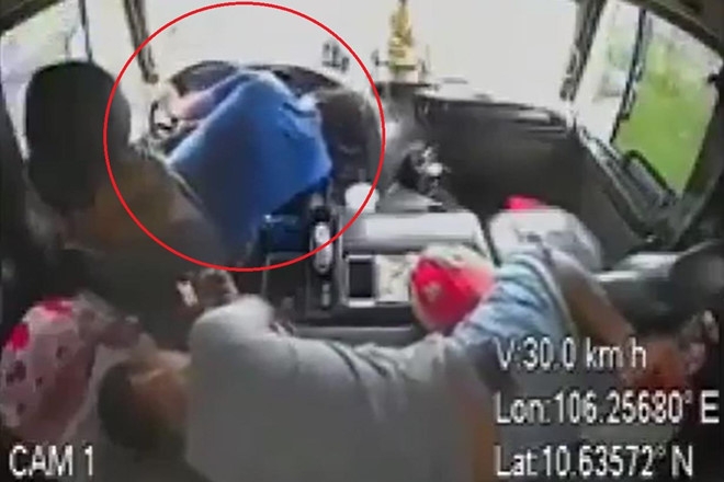 Tài xế đột quỵ bất ngờ, phụ xe nhanh trí điều khiển xe vào lề đường tai xe dot quy bat ngo phu xe kip danh lai o to vao le