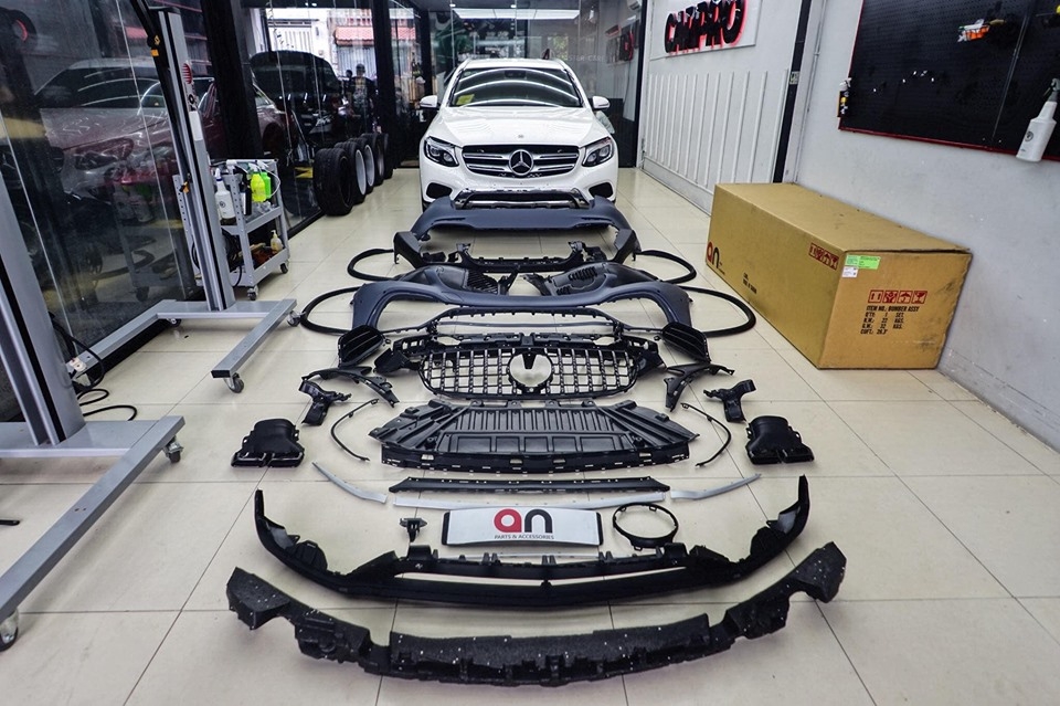 ung hoang phuc manh tay do mercedes benz glc 250 len body kit glc 63