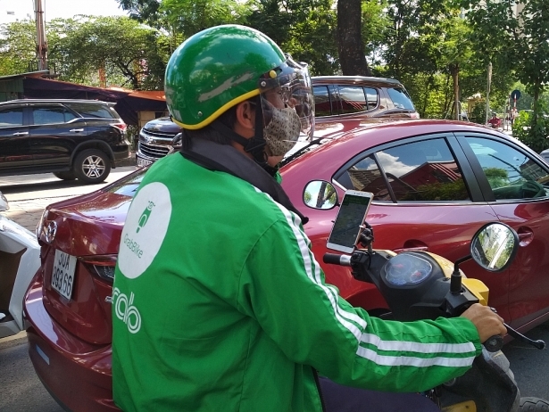 Tăng mức phạt lỗi đeo tai nghe trên đường, nhiều tài xế công nghệ “méo mặt”