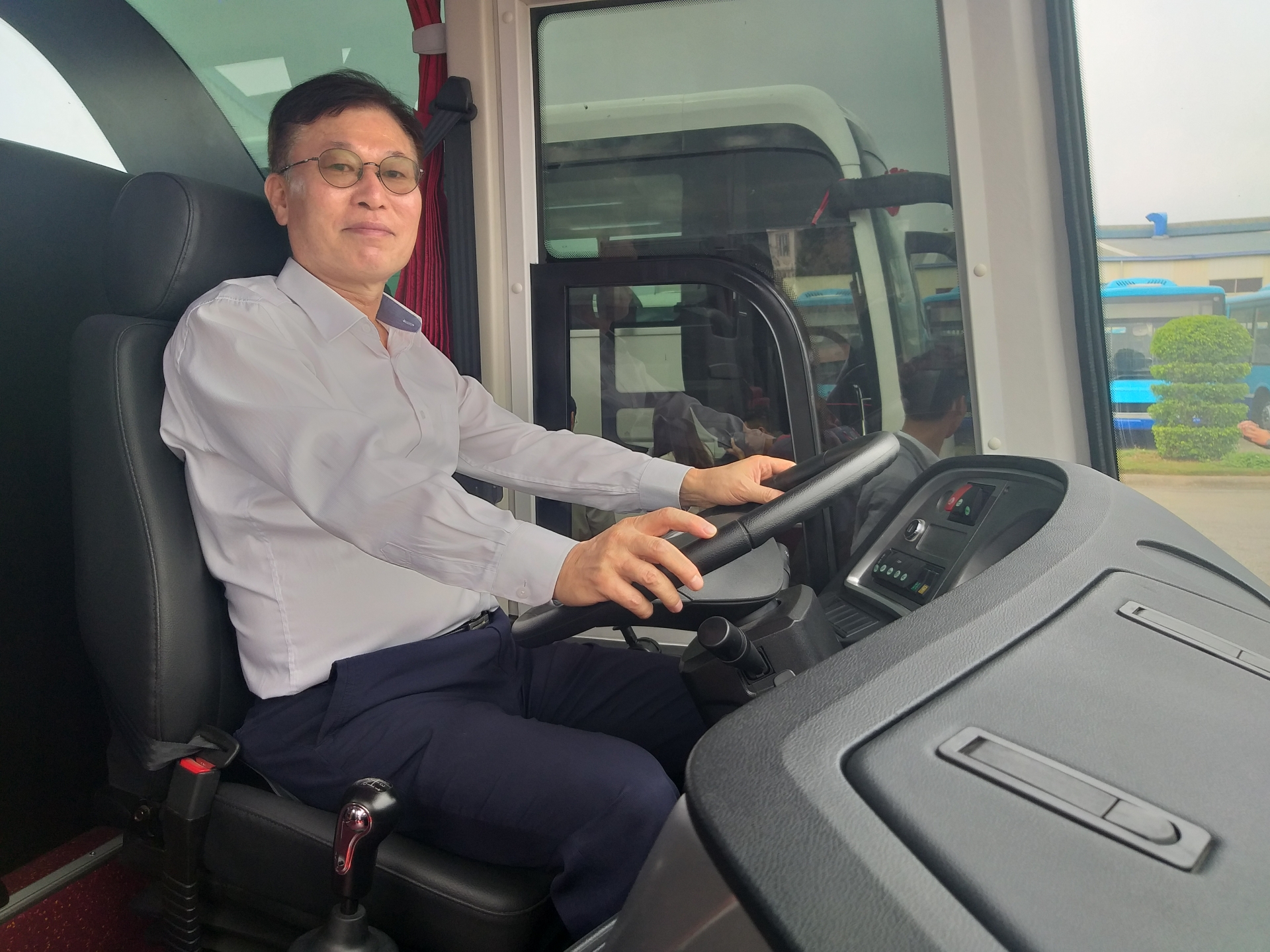 daewoo bus viet nam gioi thieu hai dong xe khach g8 va g12 phien ban moi