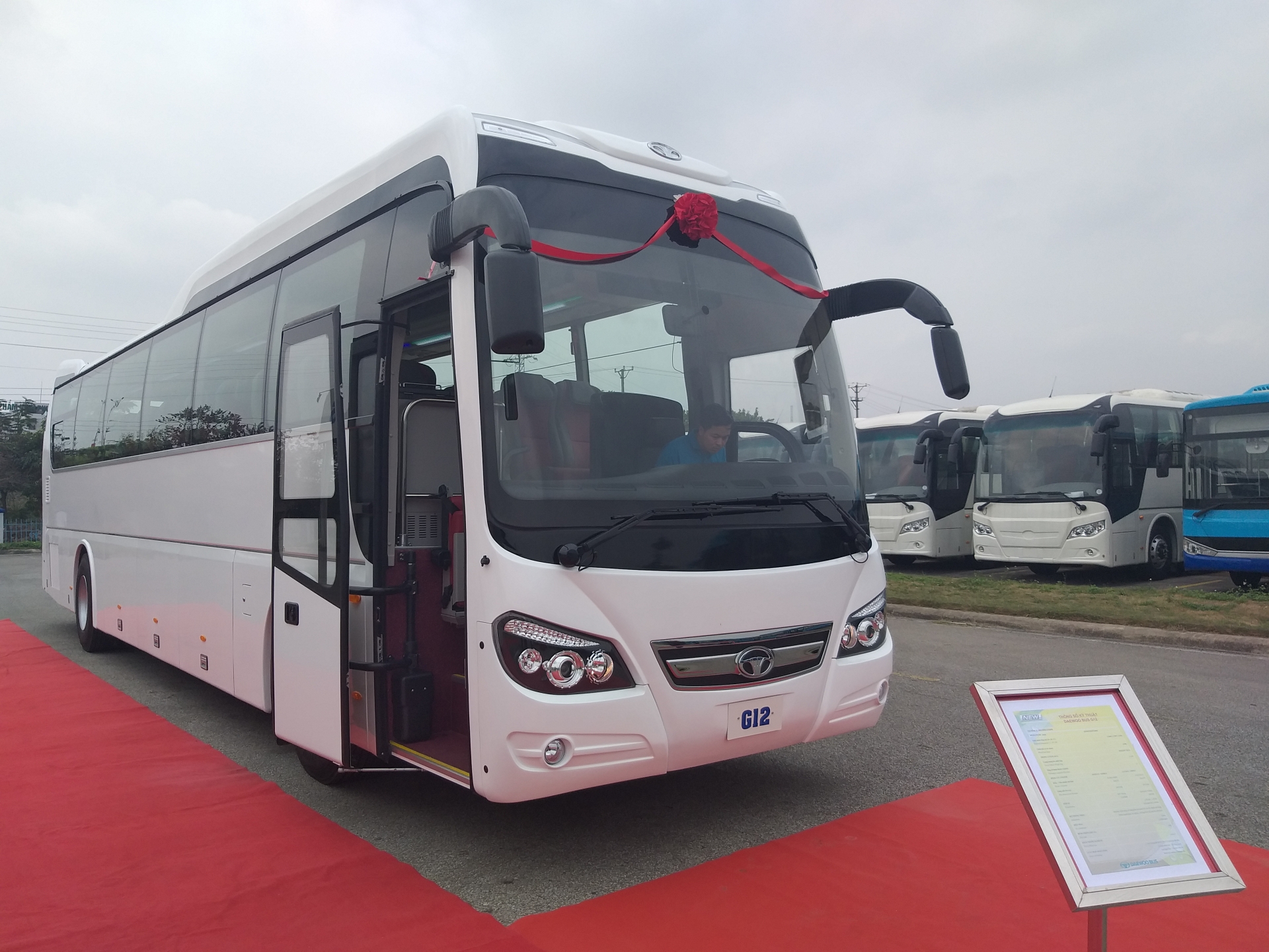 daewoo bus viet nam gioi thieu hai dong xe khach g8 va g12 phien ban moi