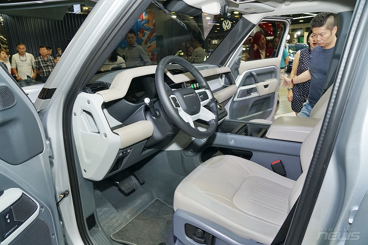 anh thuc te land rover defender 110 first edition gia 512 ty dong