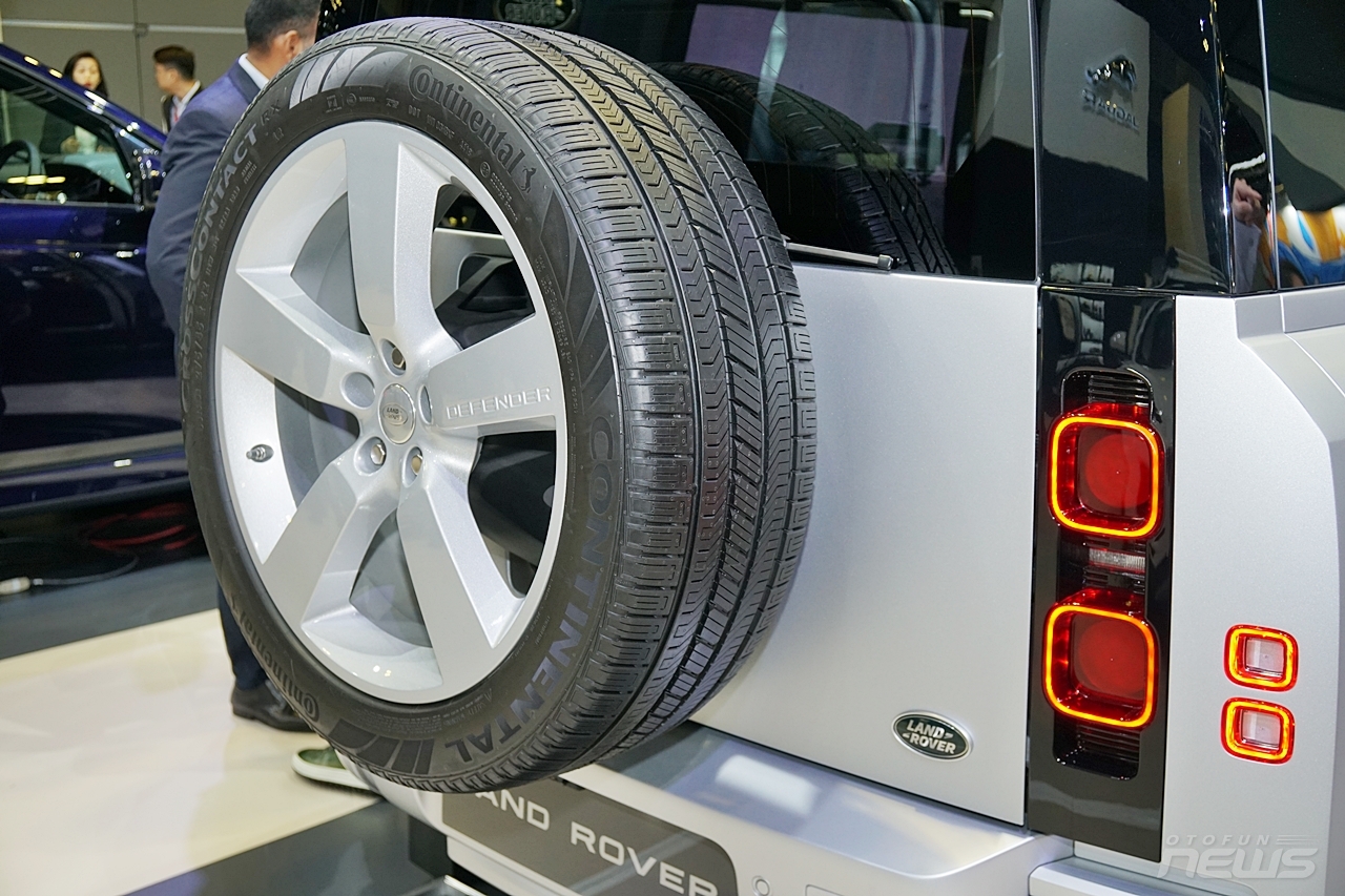 anh thuc te land rover defender 110 first edition gia 512 ty dong