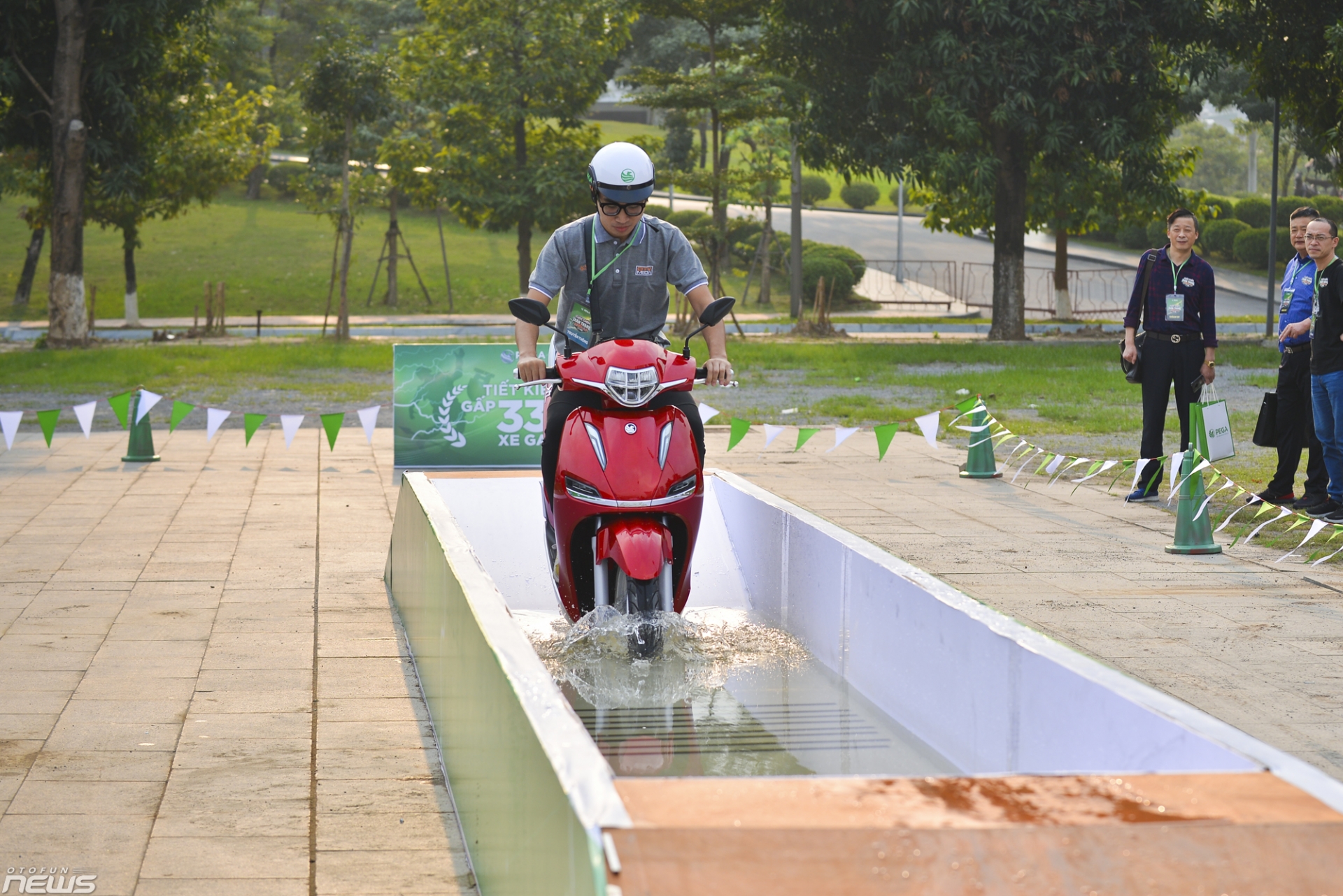 Đánh giá nhanh Pega eSH, xe máy điện bánh lớn tự tin so sánh với Honda SH danh gia nhanh pega esh xe may dien banh lon tu tin so sanh voi honda sh